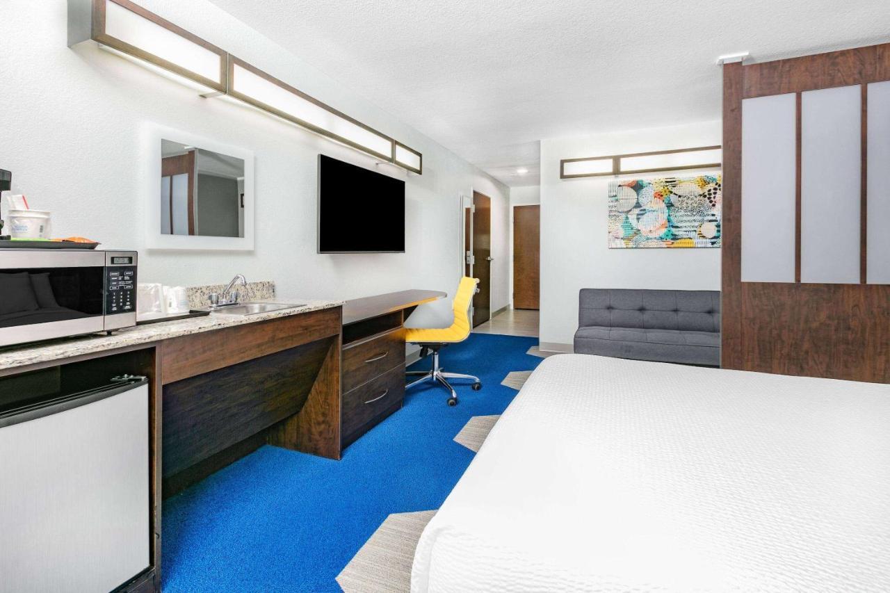 Queen Studio Suite Accessible or Non-Smoking